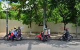 Người lao động Hà Nội vất vả mưu sinh trong nắng lửa đầu hè